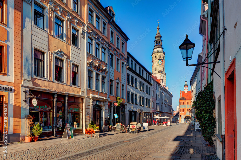 Görlitz, Saksonia, Niemcy - stare miasto, ulica, kamienice, domy