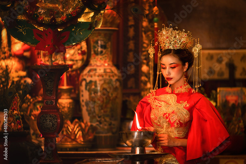 Fotografija portrait of asian woman in traditional Chinese dress in Chinese shrine