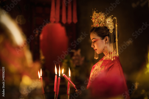 Obraz na plátně portrait of asian woman in traditional Chinese dress in Chinese shrine