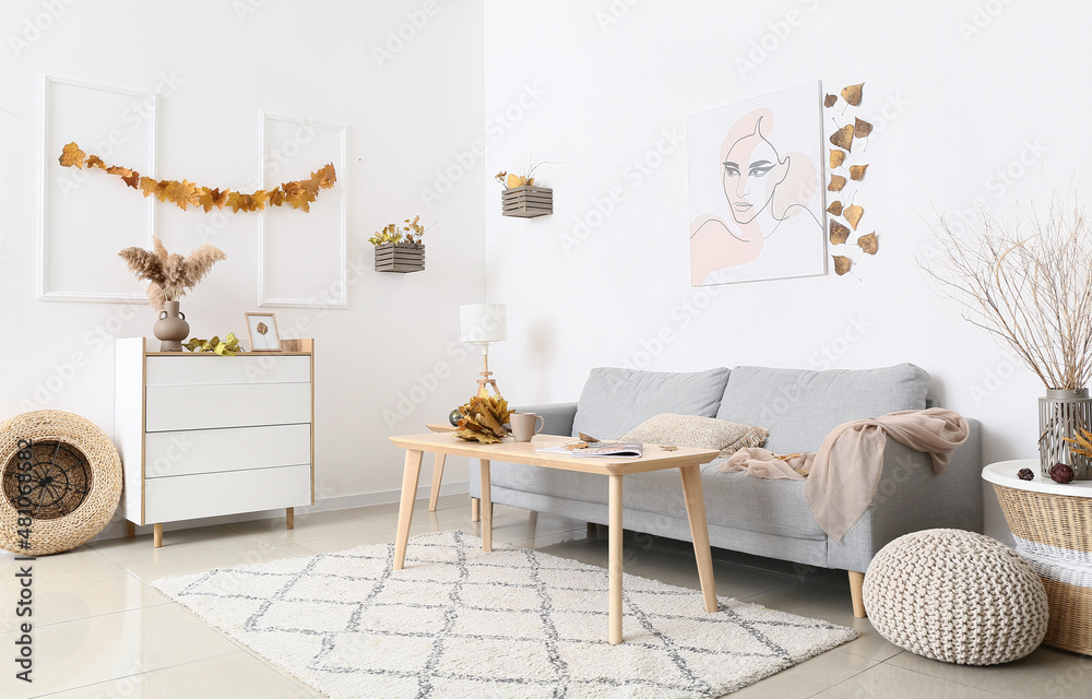 Obraz premium Interior of modern living room with autumn decor