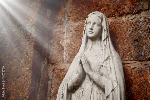 Foto Statue of Our lady of grace virgin Mary view with natural background in the rock cave at Thailand