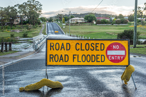 Road closed Road Flood sign in front of flooded road in australia (ID: 481073995)