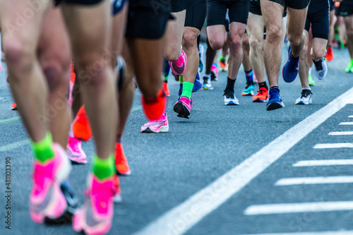 Muchas zapatillas de corredores en maratón.