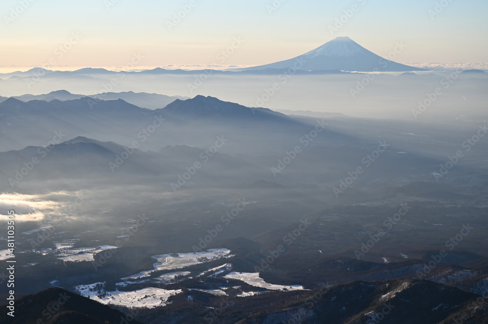 山頂から見た富士山と朝焼け