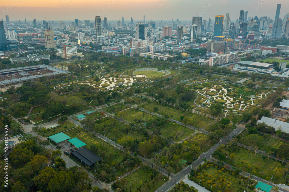 Obraz premium Aerial view of Bangkok city night view at Benjakitti Park, Bangkok, Thailand 
