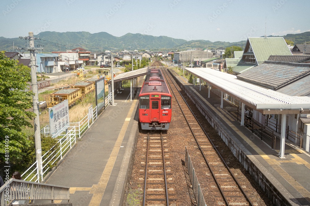 Naklejka premium 駅に停車している電車。