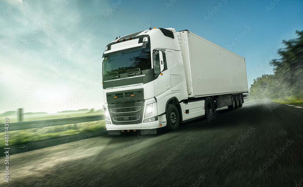 LKW im Morgennebel auf einer Landstraße