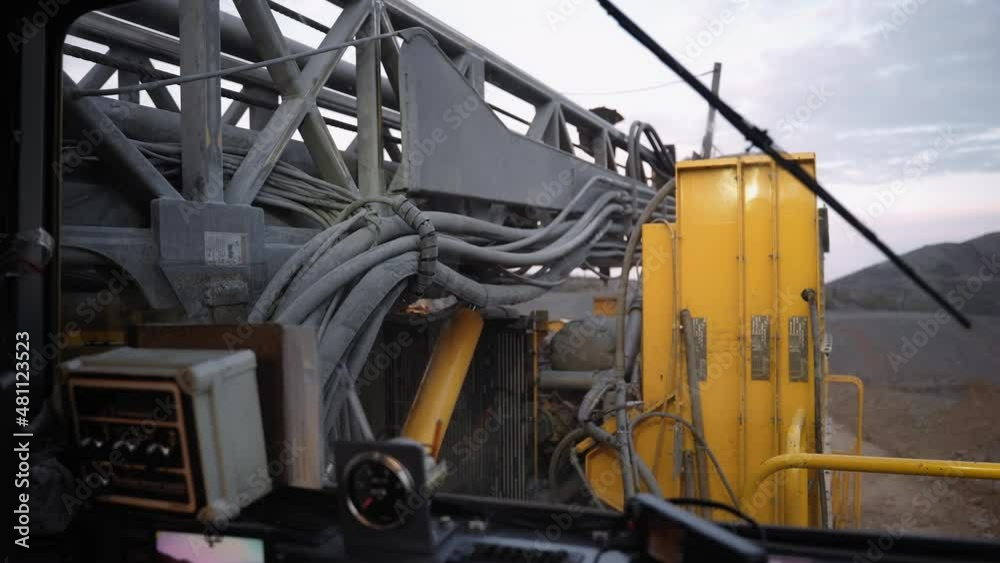 The drilling rig lifts the boom. View from the cab. The drilling rig lifts the boom. View from the cab.