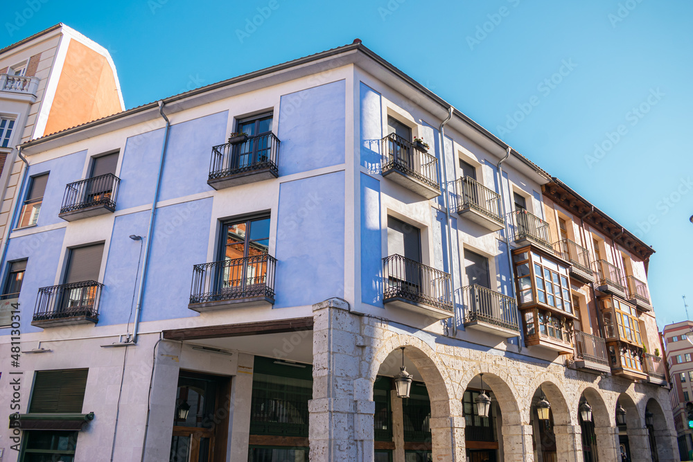 Obraz premium Balcones y arquitectura antigua con soportales de piedra en la plaza de la Rinconada de Valladolid, España