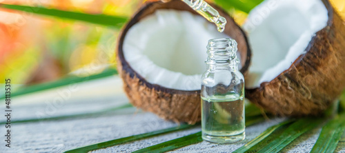 Cuadro en lienzo Coconut fruits and coconut oil isolated on table background