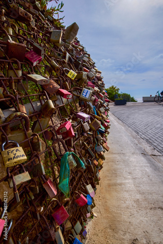 Bilde på lerret a place with locks put by tourists on a wire fence