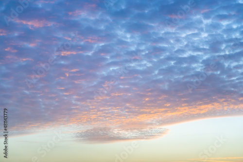 Wolken  Himmel im Abendrot bei Sonnenuntergang. Kleine Sch  fchenwolken  Cirrocumulus als Hintergrund