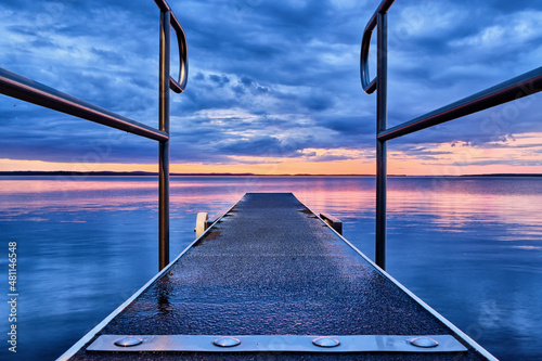 Papier peint Twilight view at lake from springboard