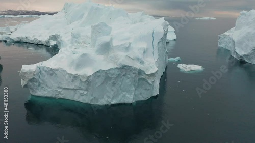 Grandes icebergs desde punto de vista aéreo photo