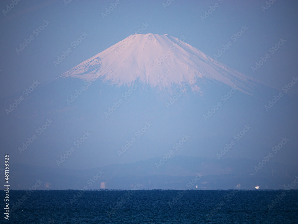 日本、神奈川、森戸海岸から望む富士山
