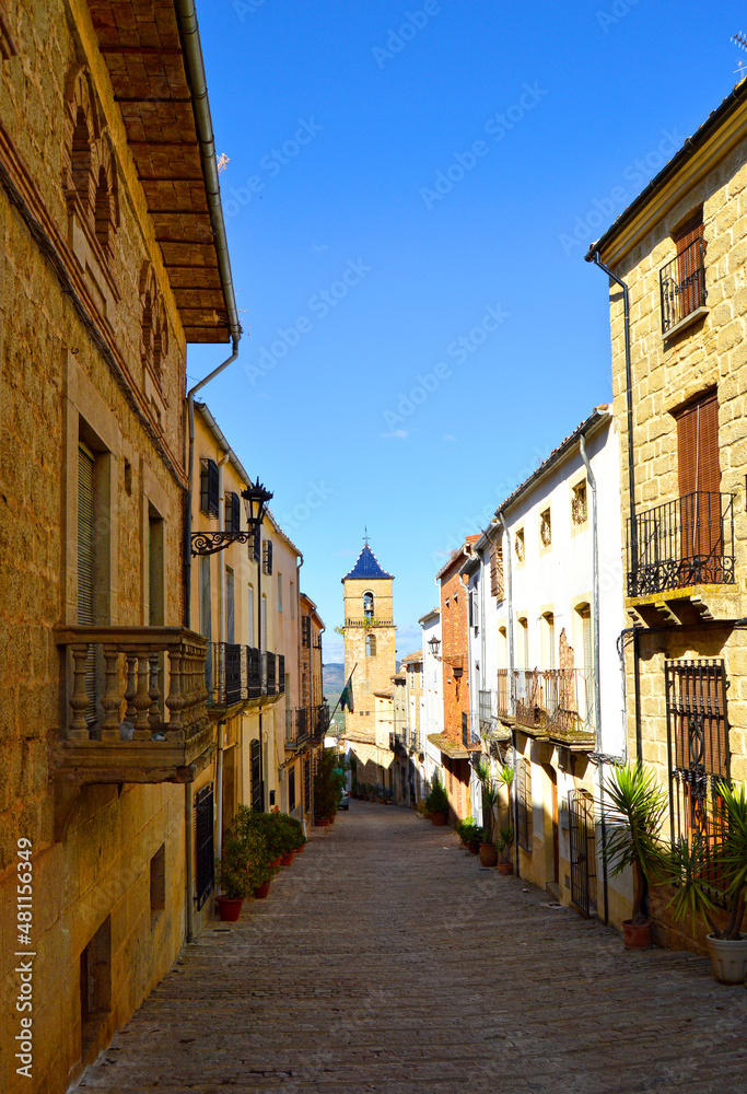 Calle de Castellar con la  Iglesia de Nuestra Señora de la Encarnación al fondo. Castellar es un pueblo de la Comarca del Condado en la provincia de Jaén, España.