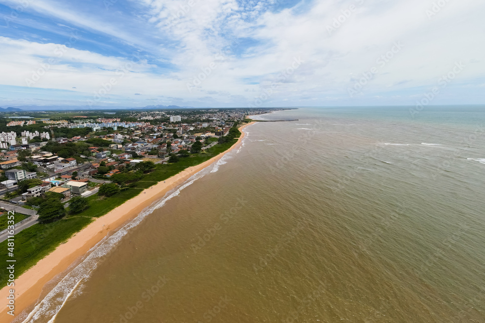 Fototapeta premium Imagens de drone da praia de Manguinhos e um dia com nuvens. Praia deserta na cidade da Serra no Espírito Santo.