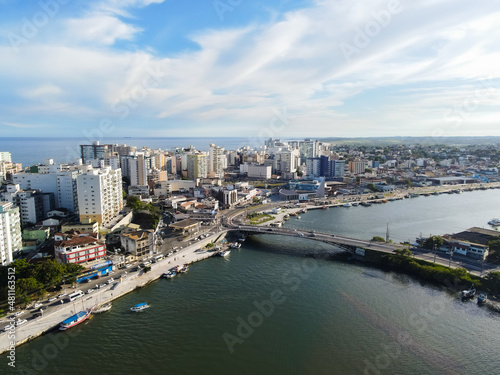 Linda imagem de drone do canal do centro de Guarapari, mostrando o transito, os barcos, carros e o por do sol. © tiago