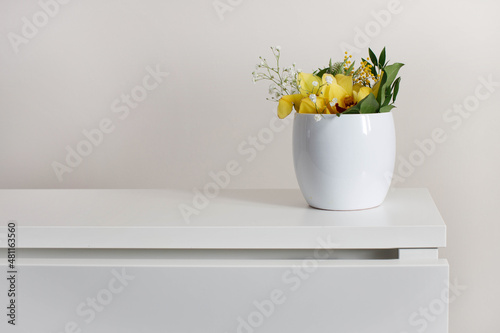 kwiat na pustym stole w białym wnętrzu - home office - tło do prezentacji produktu