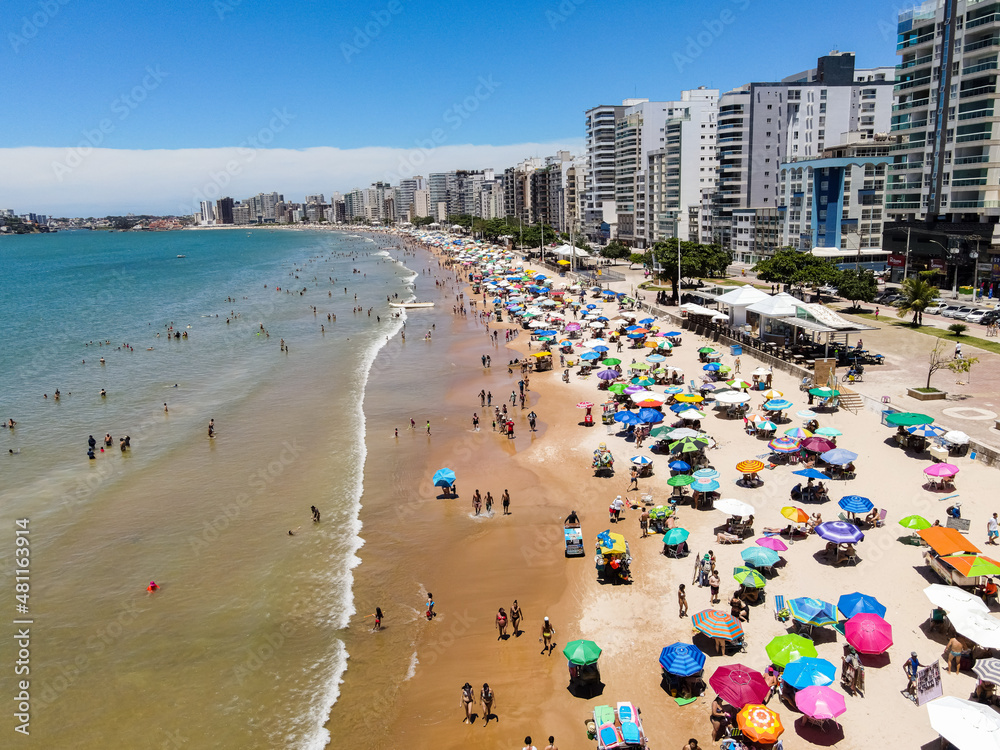 Imagem de drone da Praia do Morro em Guarapari num dia ensolarado com muitas pessoas se divertindo, aproveitando o dia na praia e praticando esportes. Imagem de drone da Praia do Morro em Guarapari num dia ensolarado com muitas pessoas se divertindo, aproveitando o dia na praia e praticando esportes.