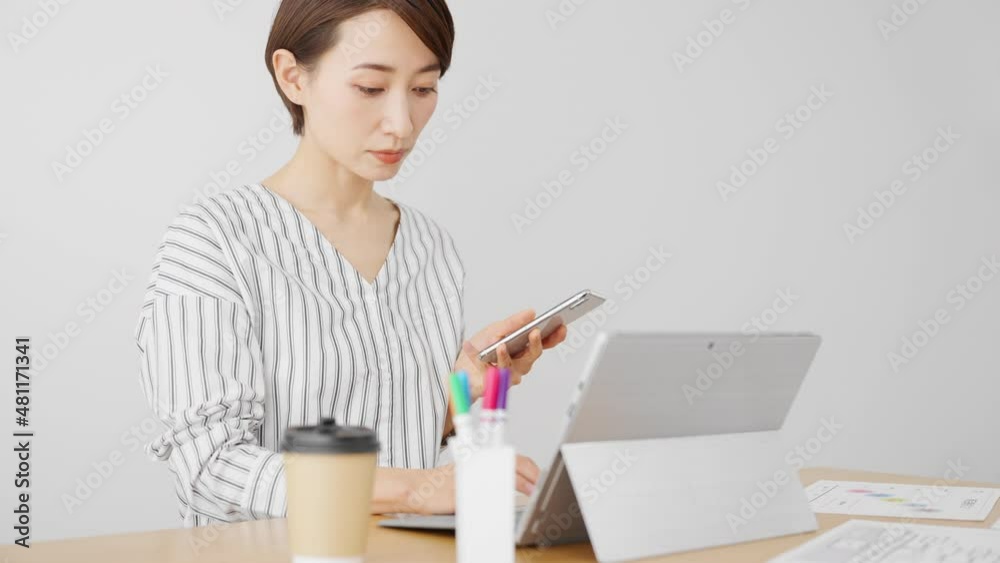 テレワークをする若い女性 テレワークをする若い女性