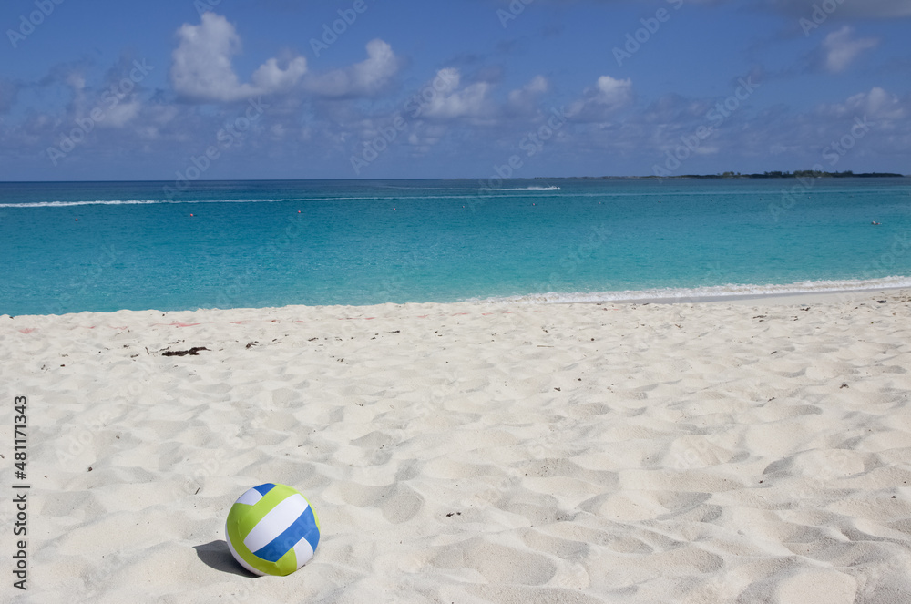 Obraz premium Beach ball on caribbean coast in Nassau, Bahamas