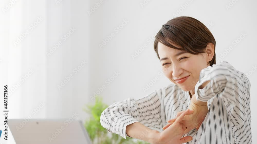 ストレッチをする若い女性