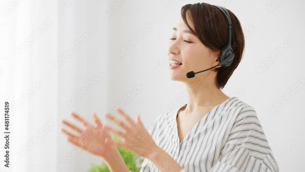 オンライン会議をする若いビジネスウーマン