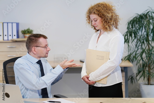 Tableau sur toile Chef ist sehr unzufrieden mit seiner Sekretärin und schimpft sie, sie schaut reu