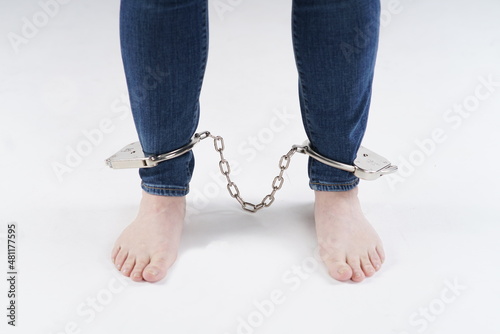 Füsse in Fußschellen barfuss vorne photo