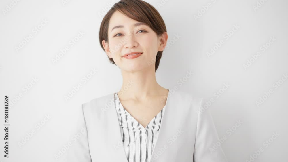 カメラ目線の若いビジネスウーマン カメラ目線の若いビジネスウーマン