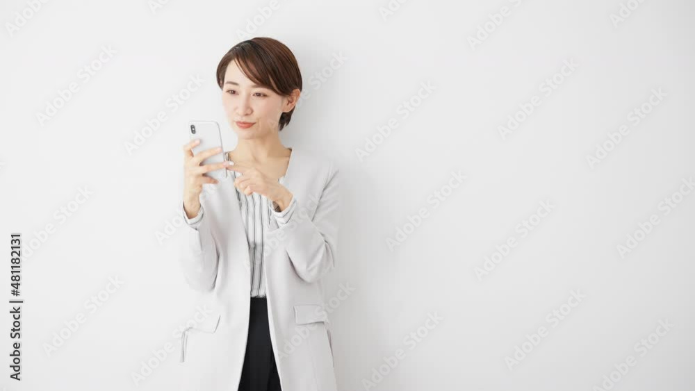 スマートフォンを使う若い女性 スマートフォンを使う若い女性