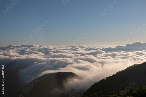 伊吹山山頂からの雲海と琵琶湖 © murakami