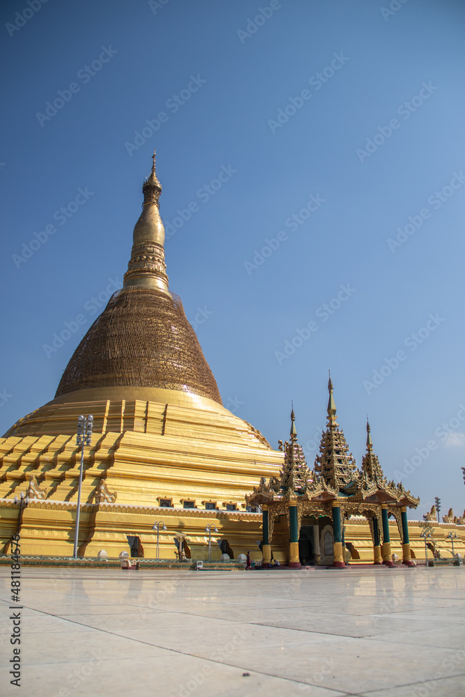 Fototapeta premium Huge golden pagoda in Myanmar
