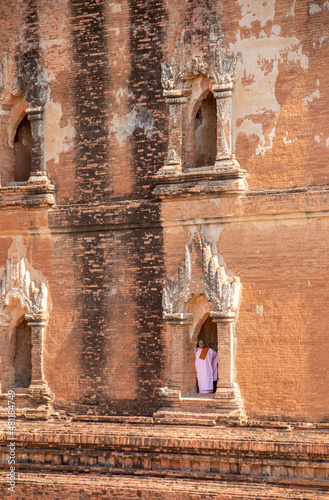 Obraz na płótnie Buddhist monk at ancient temple w salonie