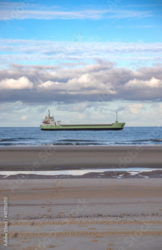 Obraz na płótnie Huge ship passing the beach w salonie