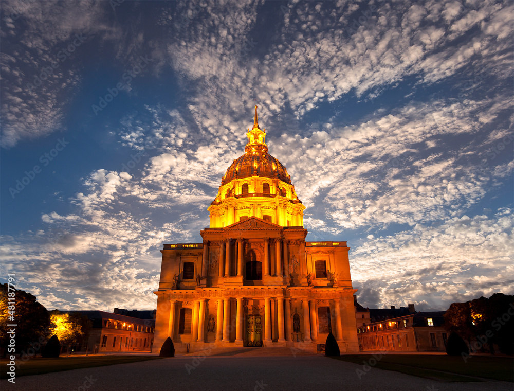 Les invalides the national residence of the invalids at night paris