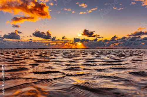 Sonnenuntergang am Meer mit Goldenen Sonnenstrahlen