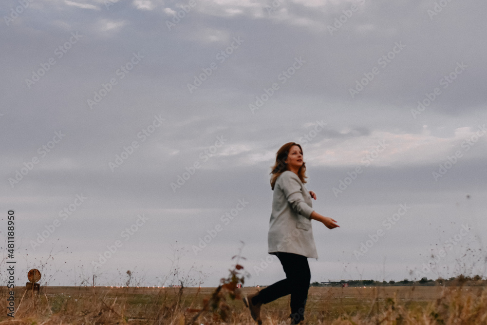 Obraz premium woman in a field