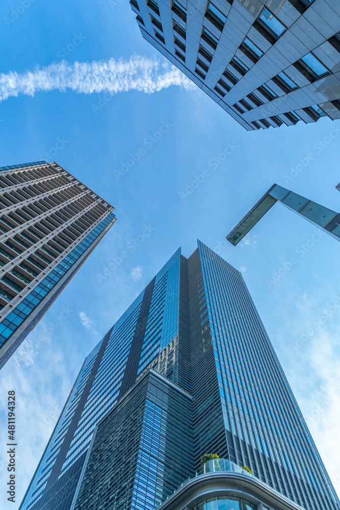 東京都中央区日本橋　高層ビルと青い空