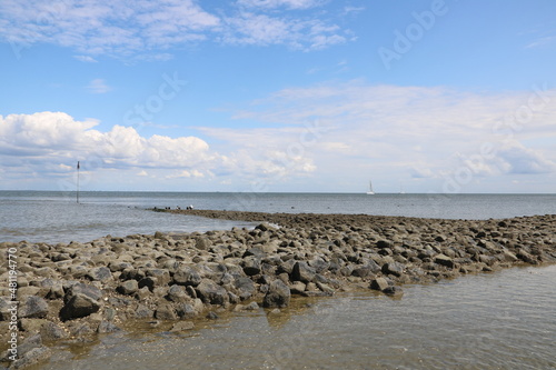 Steinwall der Nordsee im Wattenmeer Cuxhaven