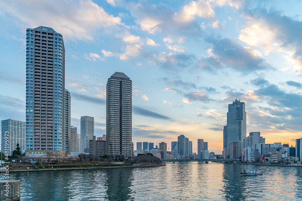 Fototapeta premium 東京都中央区 隅田川と佃の高層マンション 夕焼雲 
