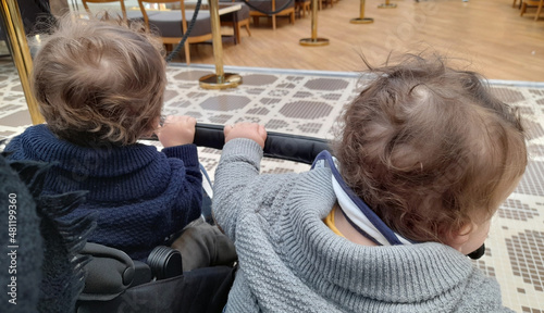 Gemelli nel passeggino insieme per sempre photo