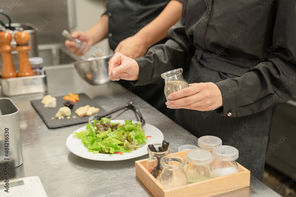 飲食店で料理する男女のスタッフ手元 飲食店で料理する男女のスタッフ手元