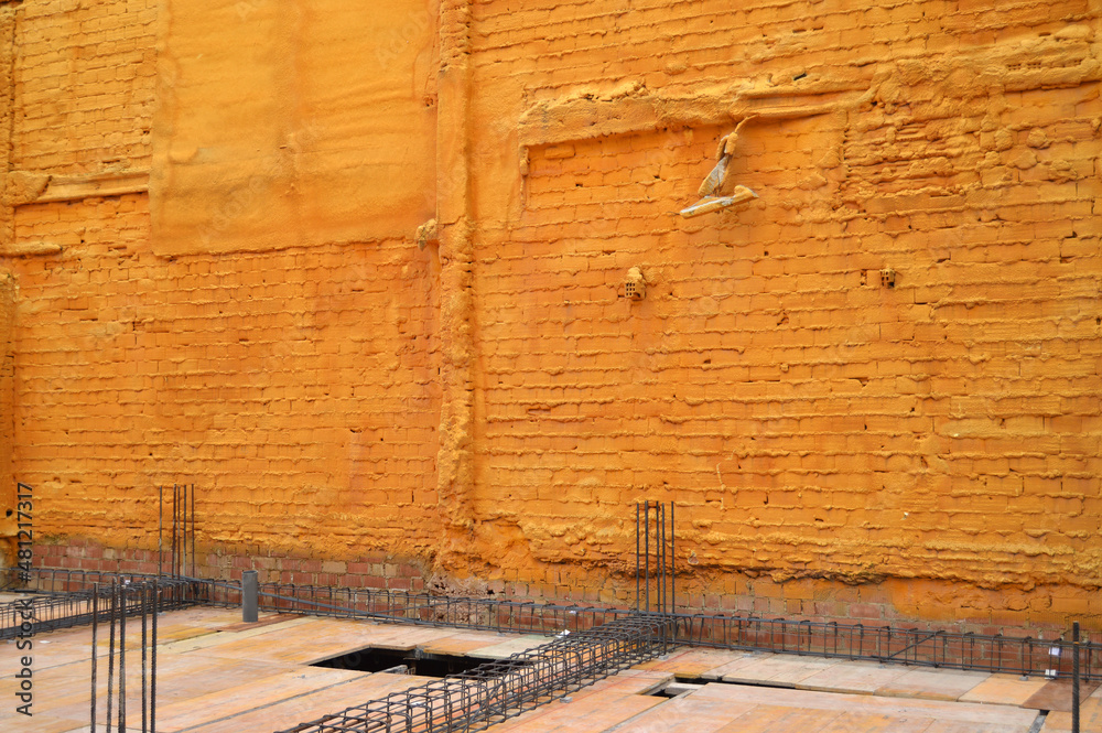 Espuma de poliuretano proyectado. Impermeabilización de medianeras de  edificios. Muro impermeabilizado con poliuretano. Stock Photo