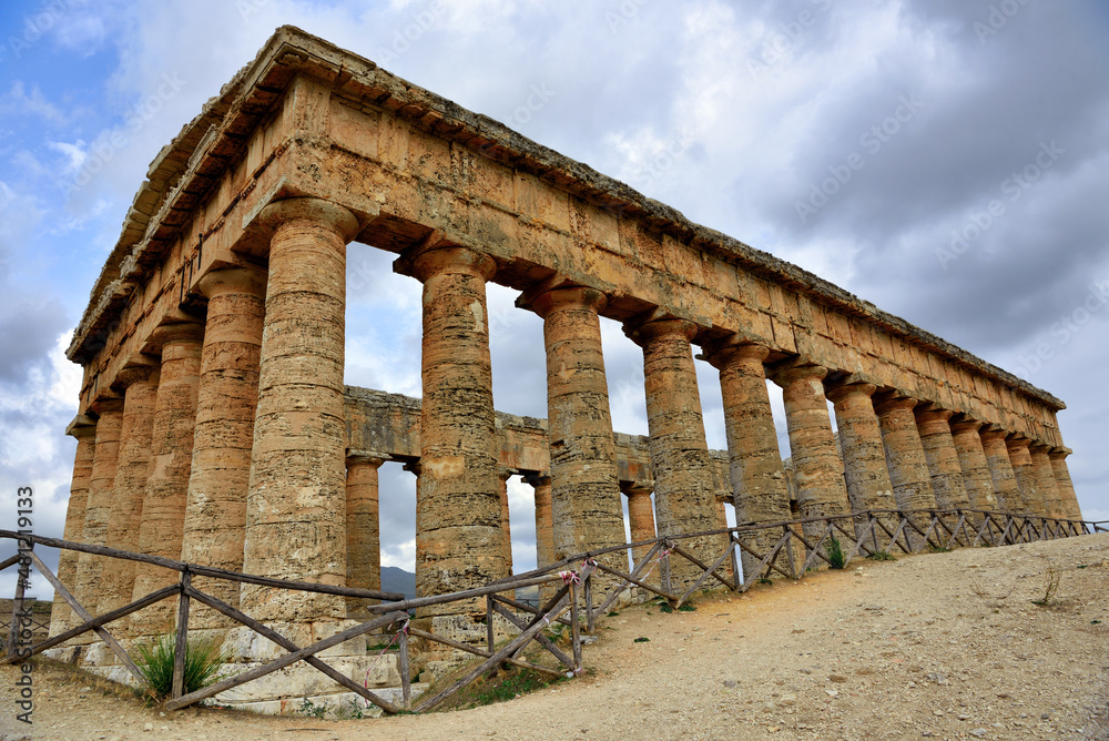 Obraz premium Old greek temple at Segesta, trapani Sicily, Italy