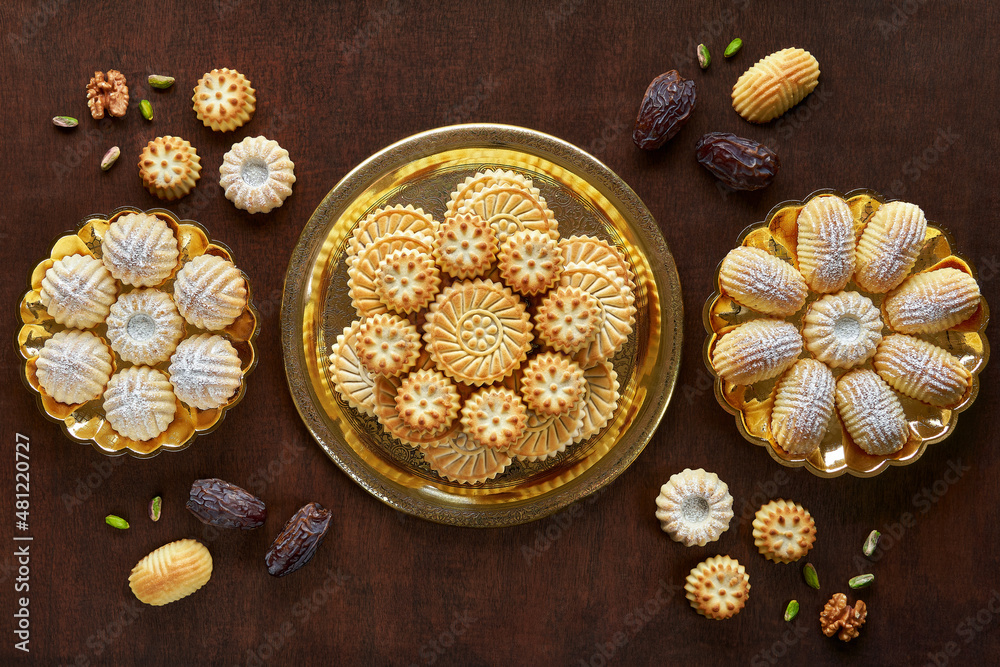 Foto de Assorted semolina maamoul or mamoul cookies with dates ...