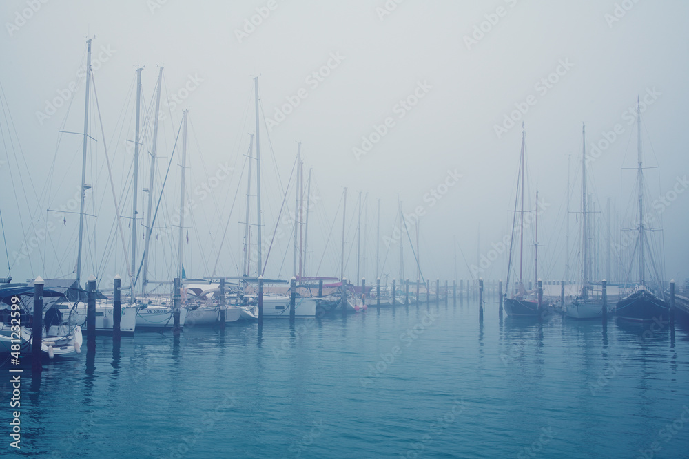 Die Marina mit Segelschiffen, von San Giorgio Maggiore bei Venedig, im winterlichen Nebel.