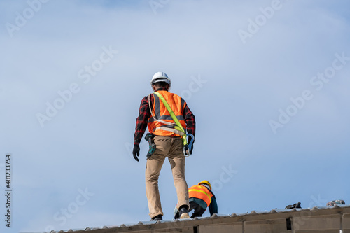 Fotografia Roofer worker installing new roof on top of the ,Concept of residential building under construction