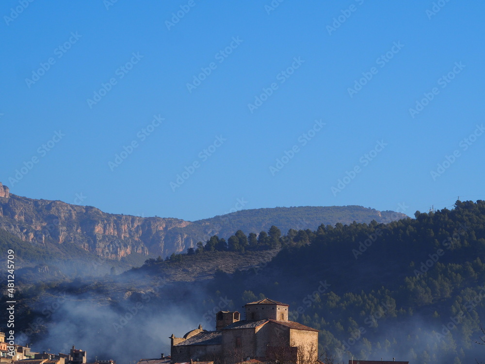 Fototapeta premium iglesia de san miguel de camarasa con cimborrio octogonal y campanario, lérida, españa, europa